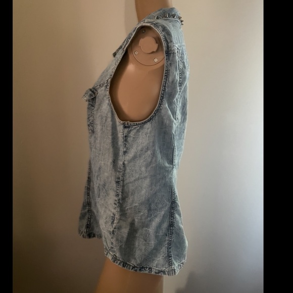 Collar studded sleeveless button down shirt with pockets - Picture 6 of 10